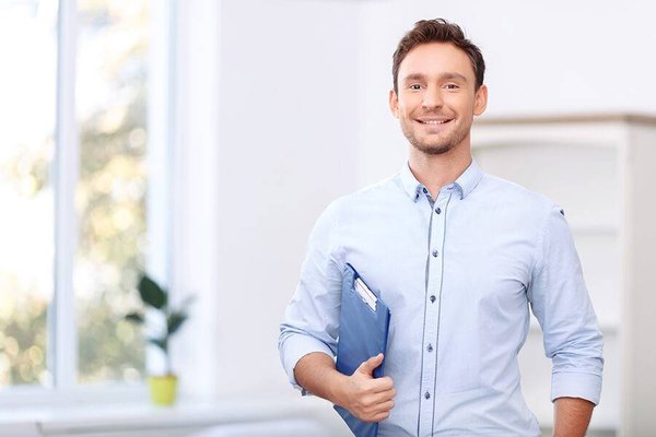 Peut-on se reconvertir en agent immobilier en suivant une formation à distance dispensée par une école ?